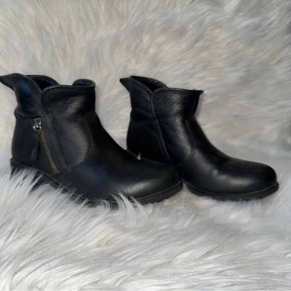 UGG Lavelle Black Leather Ankle Boots Booties Size 6 Streetwear Bikercore Harley - Picture 3 of 9